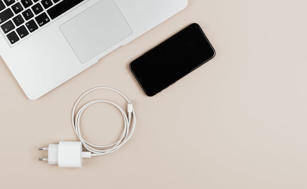 Ya sea que cargues tu celular en la computadora o en la pared, usa cargadores originales en buen estado. Foto: Unsplash