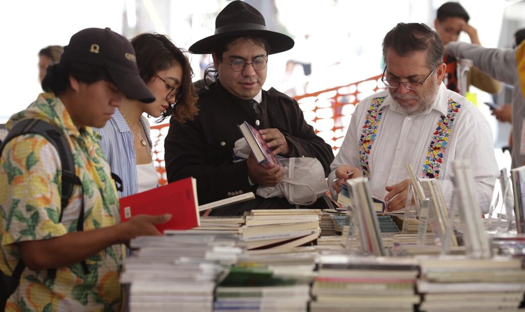Asistentes al Gran remate de libros y discos en el Monumento a la Revolución. Foto: Carlos Mejia/EL UNIVERSAL.