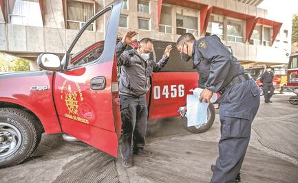 Bomberos apoyan en trasladar pacientes Covid en la CDMX