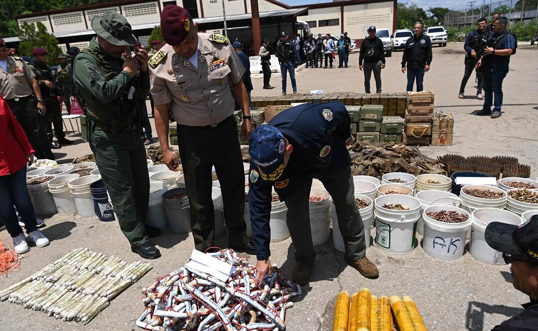 El general Remigio Ceballos inspecciona explosivos confiscados durante una conferencia de prensa después de que las autoridades tomaron el control de la prisión en Tocorón, estado Aragua, Venezuela, el 21 de septiembre de 2023. Foto: AFP