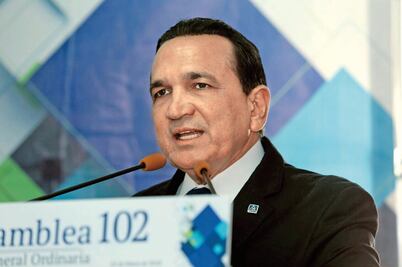 Un año después, elige Concanaco presidente