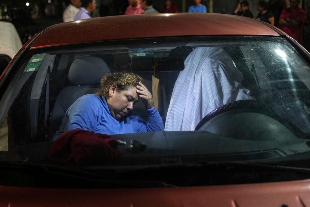 Erika María Cruz llora junto al cuerpo de su hijo, Brando Arellano Cruz, asesinado a tiros por la policía después de que no se detuvo, en Lerdo de Tejada, cerca de Veracruz el sábado 19 de enero de 2024. (Foto AP/Félix Márquez)