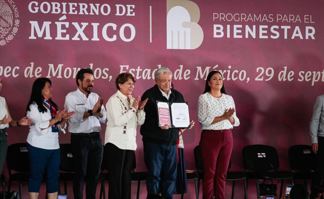 La gobernadora Delfina Gómez, presidente Andrés Manuel López Obrador y la secretaria de Bienestar, Ariadna Montiel, firmaron acuerdo para universalizar la pensión para personas con discapacidad durante el evento de Programas para el Bienestar en Deportivo “Valle de Anáhuac”. Foto: Gabriel Pano/EL UNIVERSAL