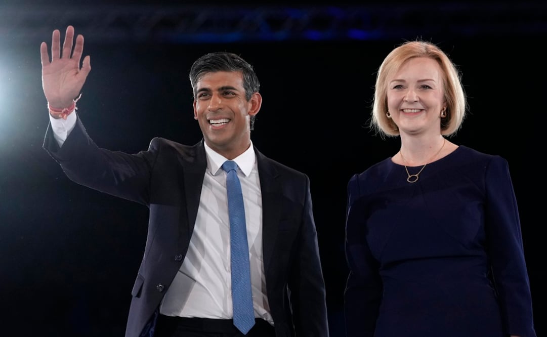 Liz Truss, a la derecha, y Rishi Sunak en el escenario después de una elección de liderazgo conservador en el Wembley Arena de Londres. Foto: AP