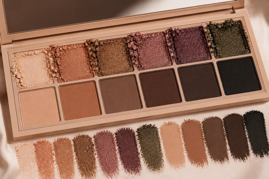 Las sombras ciruela complementan los ojos verdes y les dan un toque profundo. Foto: Creada con IA
