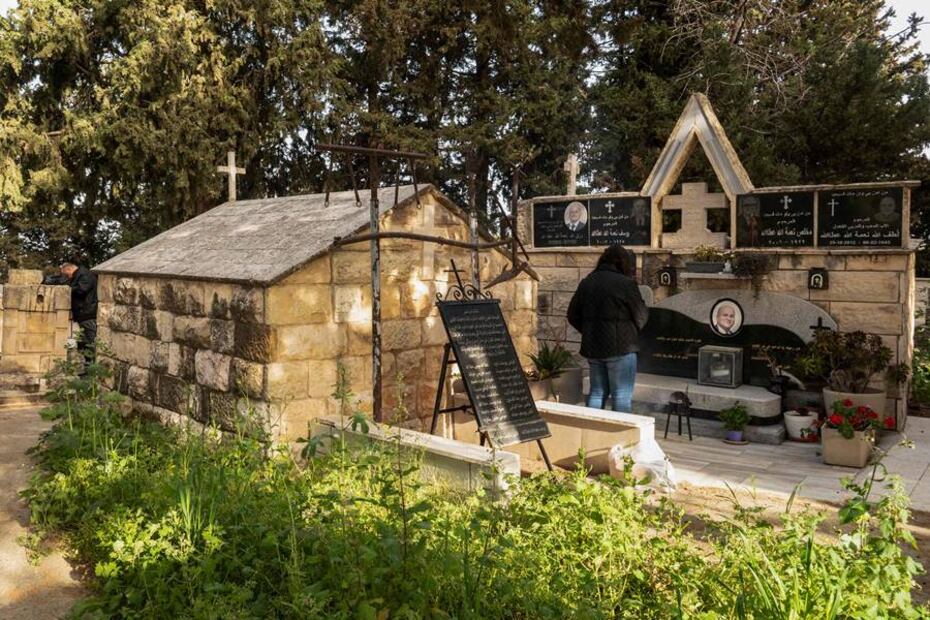 Los creyentes cristianos visitan el cementerio de la aldea palestina de Iqrit, el 7 de abril de 2023. Foto: Ahikam Ser/AFP