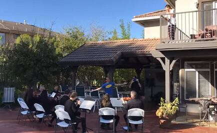 Rapero despierta a su esposa con una orquesta