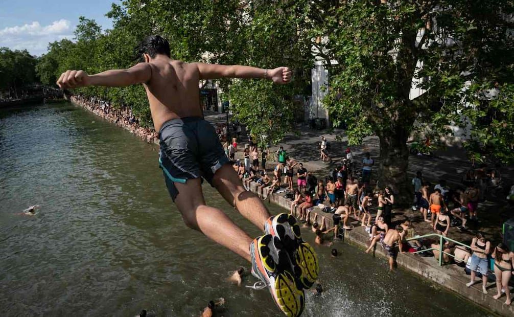 Las previsiones apuntan a nuevos incrementos térmicos mientras crece la presión sobre servicios de emergencia y sistemas públicos. (21/06/26) Foto: AFP