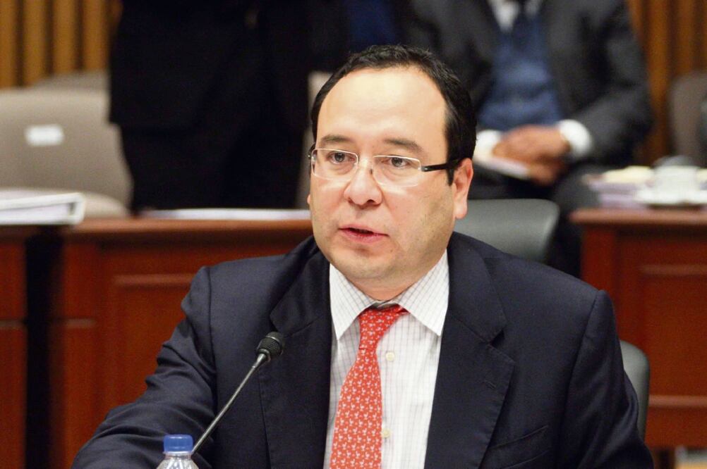 Aspirantes en medios. El consejero electoral Ciro Murayama dijo que los candidatos pueden ir a los medios (ARCHIVO EL UNIVERSAL)