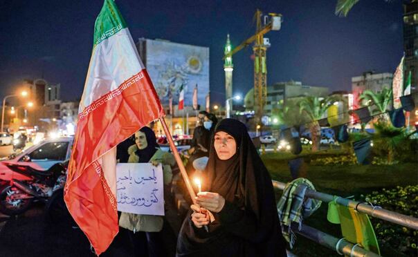 Iraníes realizan una vigilia, en duelo por el asesinato del ayatola Ali Jamenei. Foto: AFP