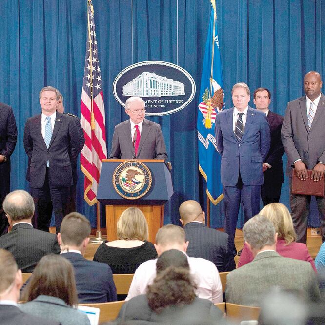 El fiscal general de EU, Jeff Sessions, informó oficialmente de la detención de Cesar Sayoc y las acusaciones a las que deberá enfrentarse en una corte federal. (ANDREW CABALLERO-REYNOLDS. AFP)