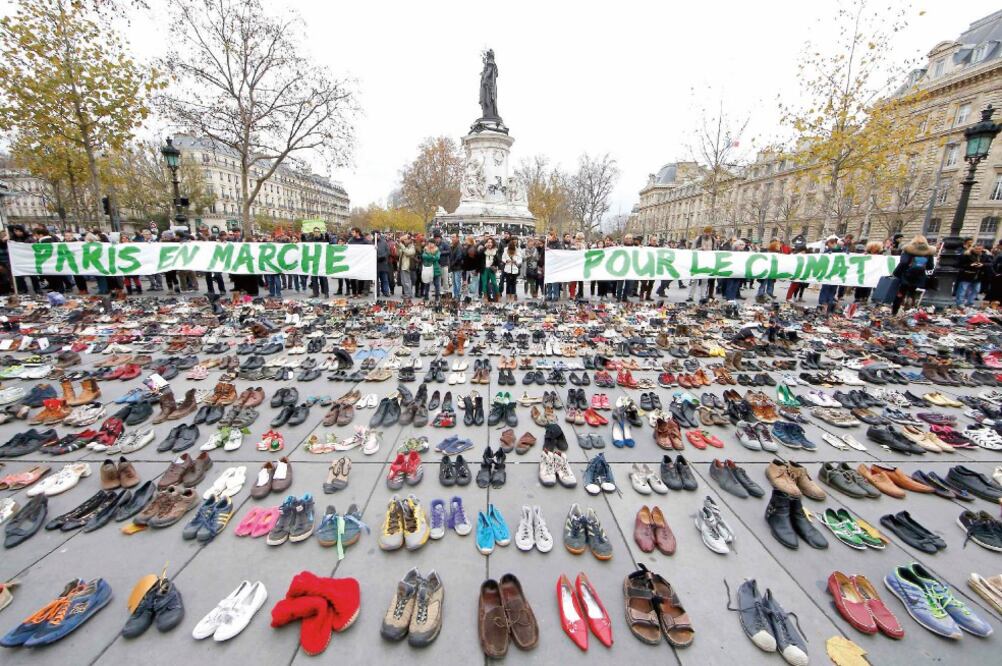 Activistas pusieron más de 20 mil pares de zapatos en la Plaza de la República de París para simbolizar a los ausentes por la prohibición de marchas. El Papa donó un par (ERIC GAILLARD. REUTERS)