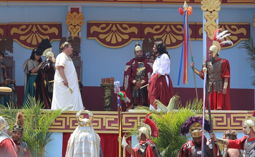 Juicio de Jesucristo ante Poncio Pilatos y el Rey Herodes durante la 183 representación del viacrucis en Iztapalapa. Foto: Gabriel Pano / EL UNIVERSAL