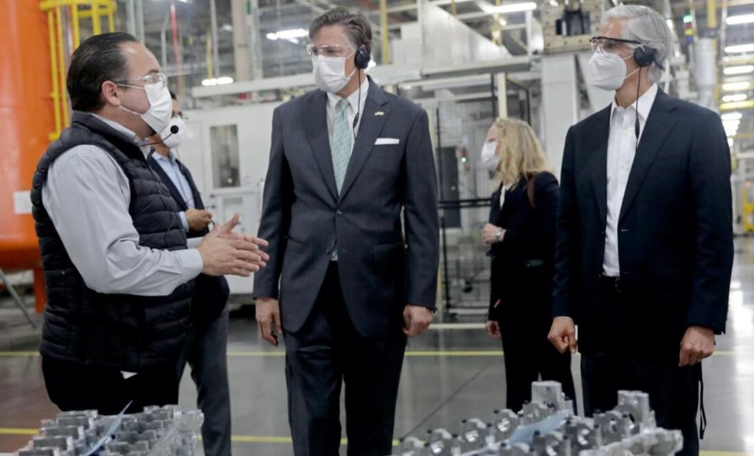 Alfredo Del Mazo Maza en compañia del embajador de Estados Unidos en México, Christopher Landau. Foto: Twitter @alfredodelmazo