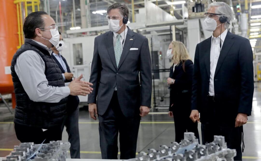 Alfredo Del Mazo Maza en compañia del embajador de Estados Unidos en México, Christopher Landau. Foto: Twitter @alfredodelmazo