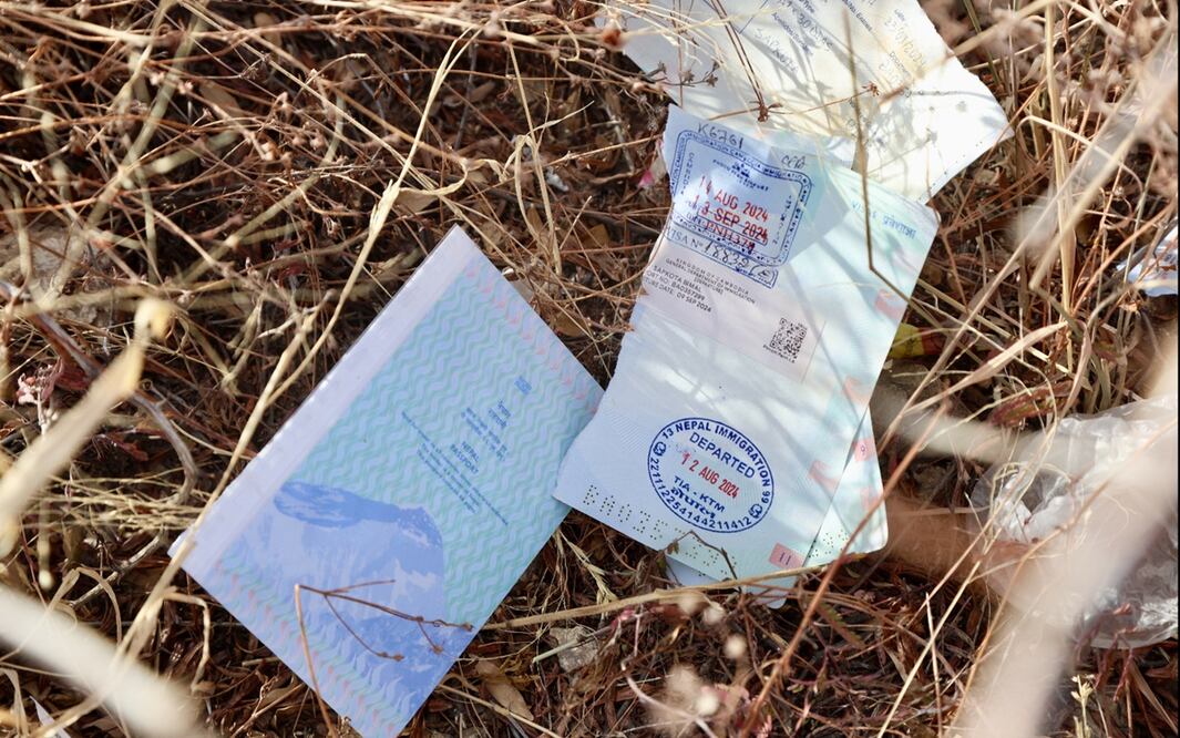 Pasaportes e identificaciones oficiales de personas de diversos países del mundo son destruidos y mutilados en el desierto fronterizo entre México y EU. Foto: Valente Rosas/EL UNIVERSAL
