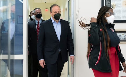 Por amenaza de bomba, desalojan de evento escolar a Doug Emhoff esposo de Kamala Harris