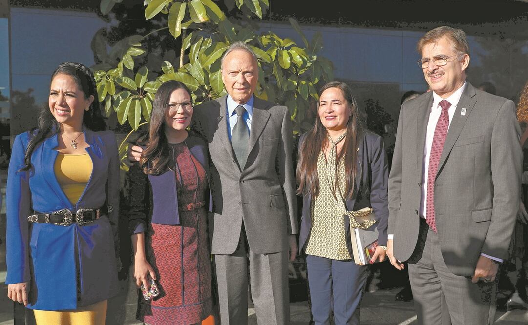 El titular de la FGR, Alejandro Gertz Manero (centro), se reunió ayer con legisladoras de todas las bancadas, quienes le exigieron que más que diseñar un tipo penal, tiene que haber una visión especializada en materia de género. Foto: DIEGO SIMÓN
