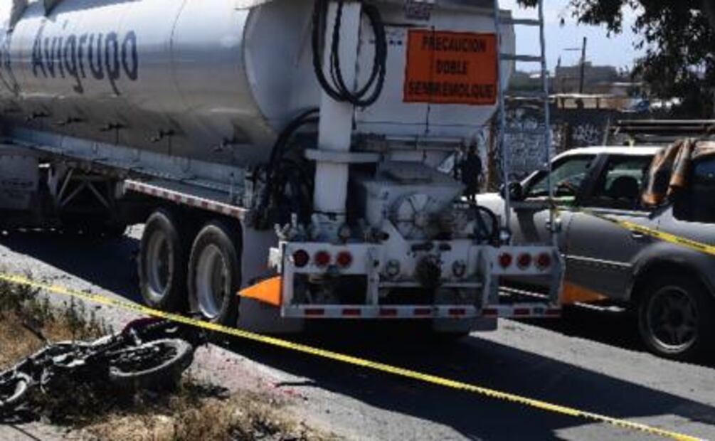 Tráiler le pasa encima a motociclista y lo mata en la carretera México-Cuautla