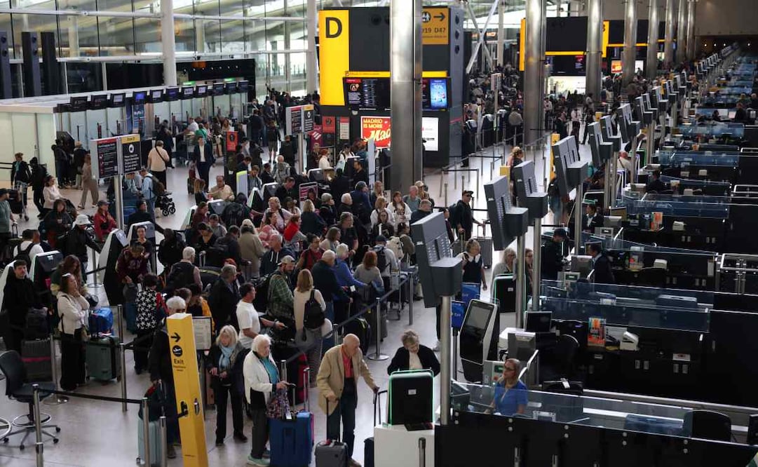 Pasajeros aguardan en una sala de embarque de una terminal del aeropuerto de Heathrow, en el Reino Unido, el 9 de septiembre de 2026. Los aeropuertos británicos han advertido sobre nuevas alteraciones tras la cancelación de más de mil 300 vuelos con origen o destino en el Reino Unido debido a un «problema técnico» el 8 de septiembre. Decenas de miles de pasajeros en aeropuertos como Heathrow y Gatwick sufrieron un caos en sus viajes al no poder despegar los aviones con seguridad. Foto: EFE