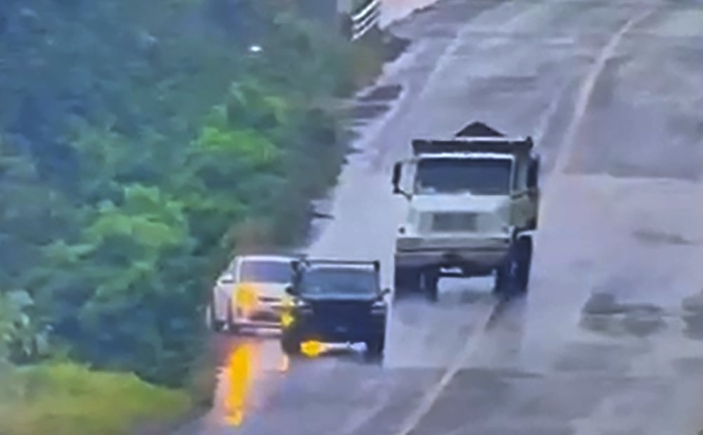 08:36 Finalmente arranca la camioneta negra y se reincorpora a la carretera junto con el vehículo blanco. Foto: captura de pantalla