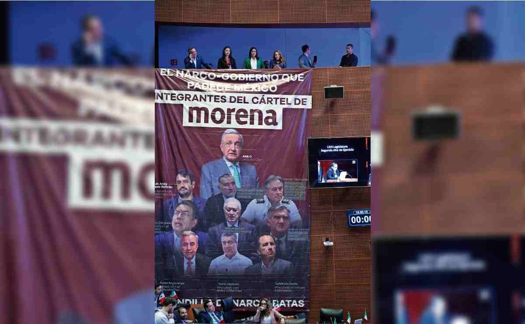 En el Senado, la bancada del PRI desplegó una enorme manta en el salón de sesiones con imágenes de personajes de Morena como presuntos integrantes del Cártel de Morena. Foto: Especial