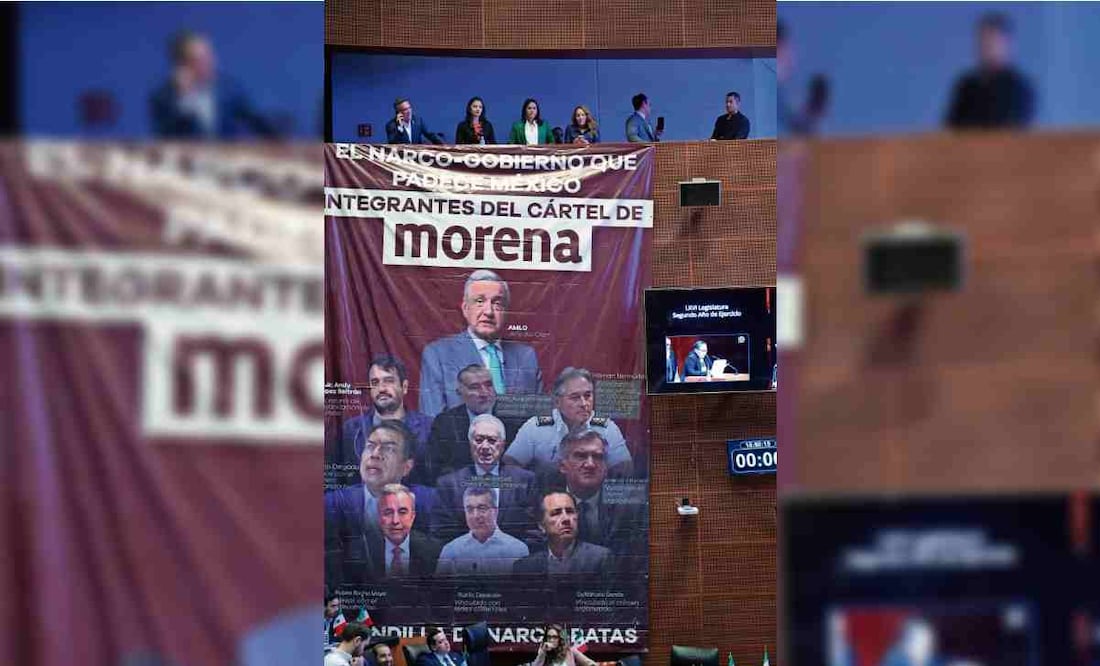 En el Senado, la bancada del PRI desplegó una enorme manta en el salón de sesiones con imágenes de personajes de Morena como presuntos integrantes del Cártel de Morena. Foto: Especial