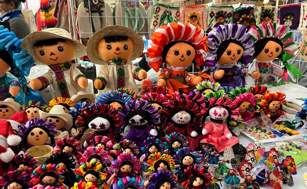 Muñecas Lele de todos los tamaños y diseños llenan la explanada del Monumento a la Revolución. Foto: Fernanda OH / EL UNIVERSAL