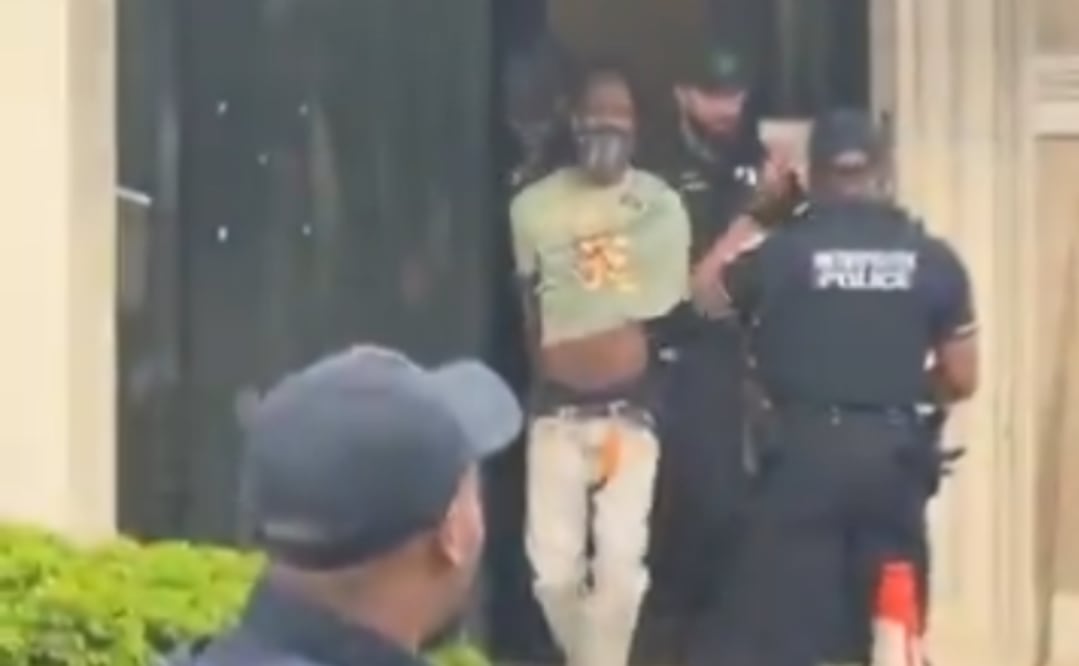 Policía saca al detenido del Instituto Cultural de México en Washington tras incidente armado sin heridos. Foto: Captura de pantalla.
