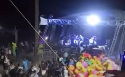 Viento provoca colapso de escenario durante carnaval en San Bartolo Tutotepec, Hidalgo; no hay lesionados