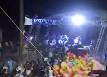 Viento provoca colapso de escenario durante carnaval en San Bartolo Tutotepec, Hidalgo; no hay lesionados