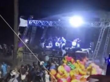 Viento provoca colapso de escenario durante carnaval en San Bartolo Tutotepec, Hidalgo; no hay lesionados