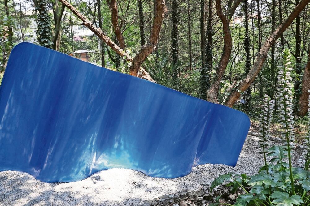 La pieza monumental en acero vitreado Ola azul fue creada ex profeso para formar parte del Parque Mozart. FOTOS: JUAN CARLOS REYES. EL UNIVERSAL