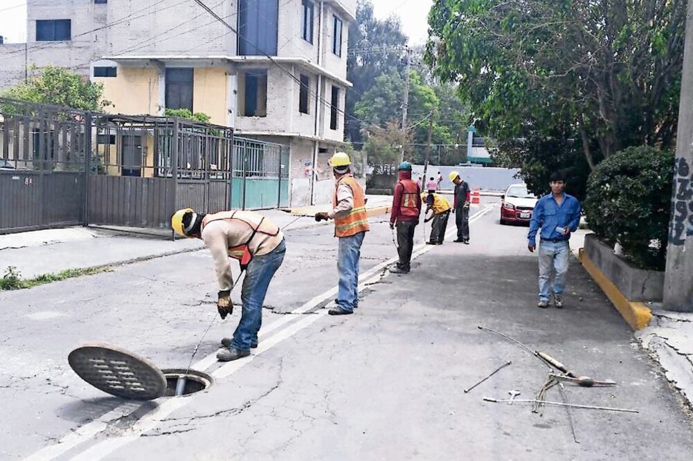 Autoridades de Iztapalapa realizan la limpieza de coladeras pluviales y reponen las que se encuentran en mal estado (ESPECIAL)