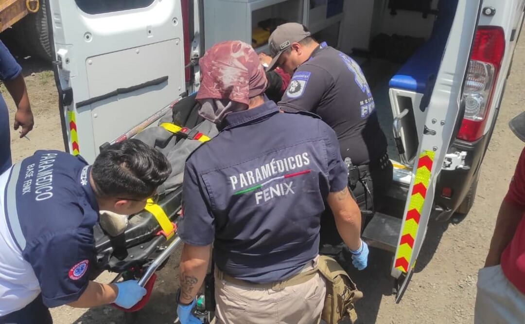 Bomberos buscaron persuadir al masculino de 36 años de desistir de lanzarse, incluso cuando un rescatista le tendió su mano el sujeto se lanzó de espaldas hacia el suelo. Foto: Especial