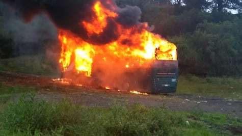 Normalistas incendian de nuevo un autobús en Michoacán