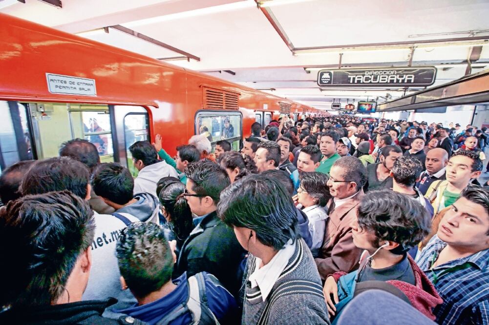 Modus operandi. Delincuentes se aprovechan de las aglomeraciones en las horas pico y empujan a sus víctimas para sacar su celular (ARCHIVO EL UNIVERSAL)