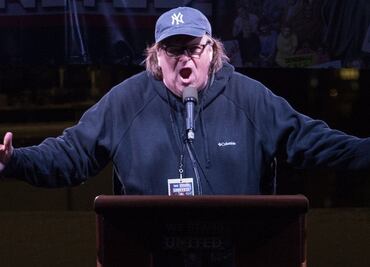 Michael Moore compara a Donald Trump con Joker