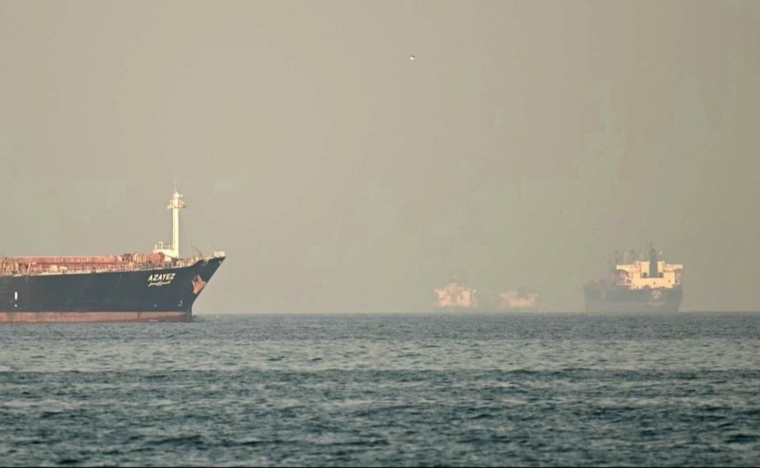 Un barco espera permiso para pasar por el estrecho de Ormuz. Foto: EFE.