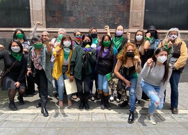 "¡La maternidad será libre o no será!": feministas realizan "pañuelazo municipal" en Toluca