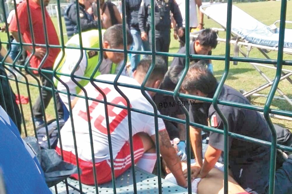 El crimen. Jugadores pidieron auxilio a emergencias, pero cuando los paramédicos llegaron, sólo confirmaron el deceso de Carlos. ESPECIAL