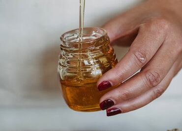 Prepara una vinagreta con miel para tus ensaladas de la semana