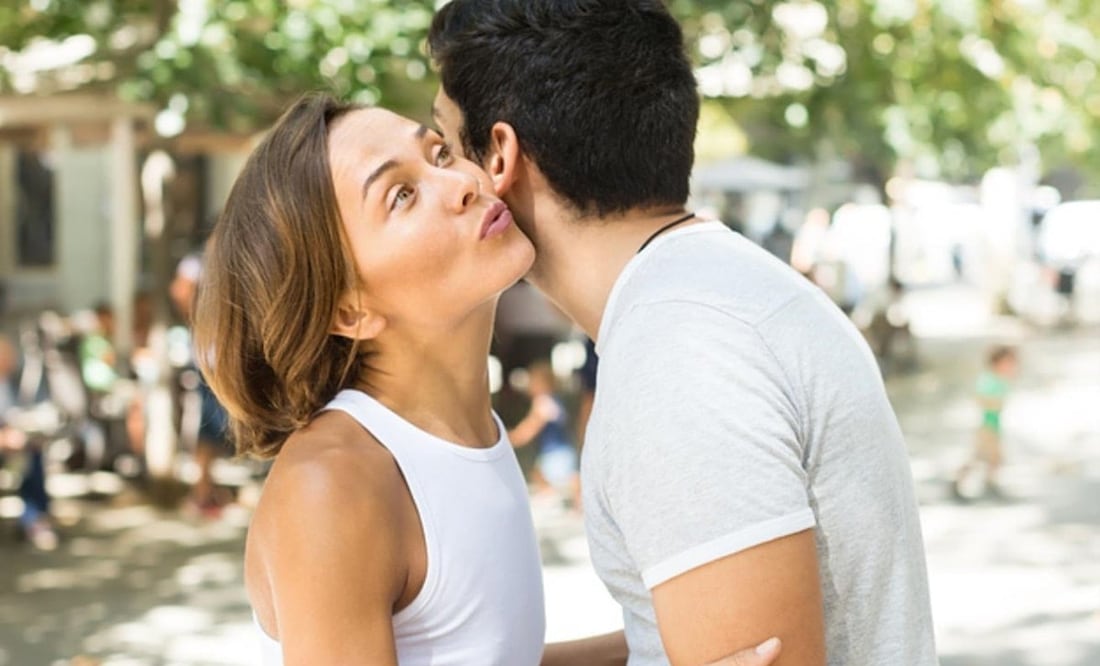En la región de Turballe, en Francia, la gente puede darse hasta cuatro besos, y en varios países asiáticos se evita este tipo de saludo. Foto: iStock