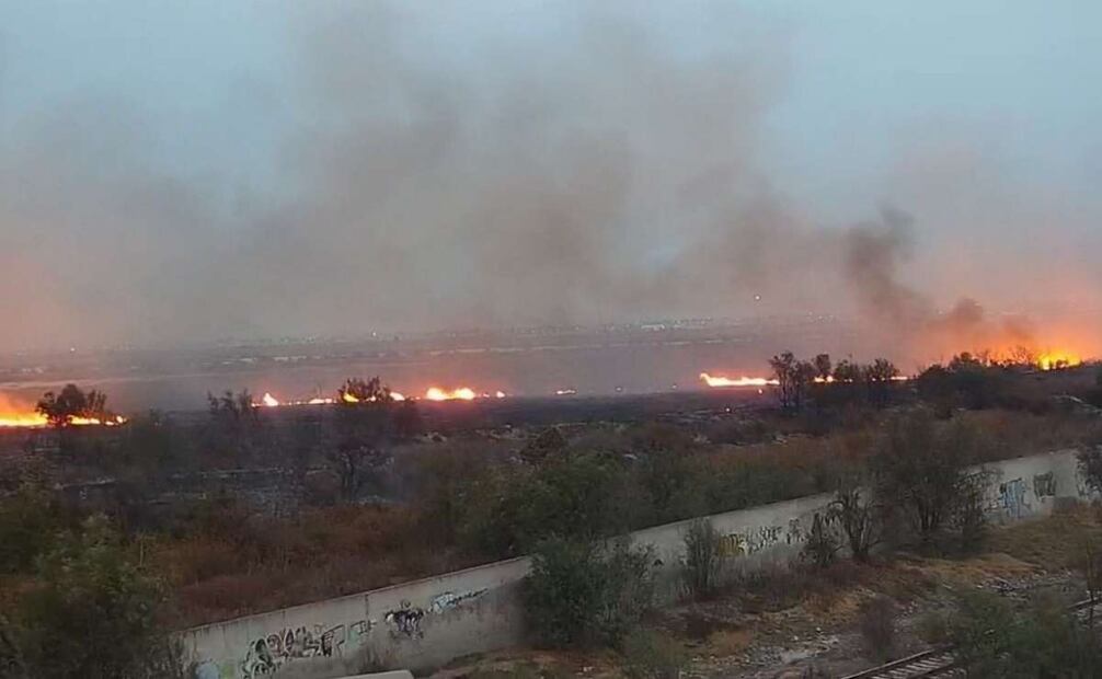 Las autoridades estatales dieron a conocer que la conflagración se encuentra alejado de la zona habitacional y no representa riesgo para la población. Foto: Especial