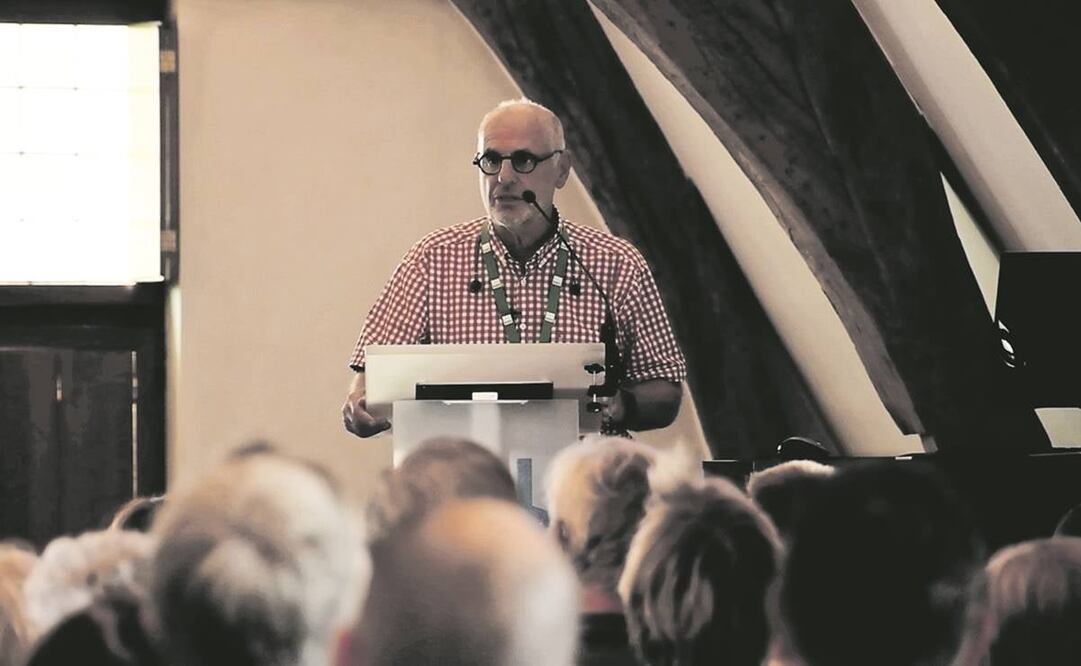 Tras perder su licencia médica, Nitshke se ha dedicado al stand up con temática de la muerte. 