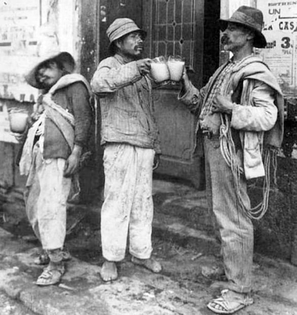 Personas tomando pulque. El plan del DF era reducir la cantidad de cantinas a mil y mantenerlas con horario estricto, cerrados a partir de las 8 de la noche entre semana y sin operar desde la tarde de cada sábado hasta lunes. Foto: Wikimedia Commons.