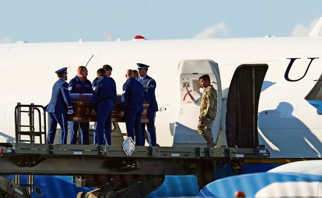 El ataúd con el cuerpo de Charlie Kirk es retirado del Air Force Two en el Aeropuerto Internacional Phoenix Sky Harbor, en Arizona. Foto: Ross D. Franklin / AP