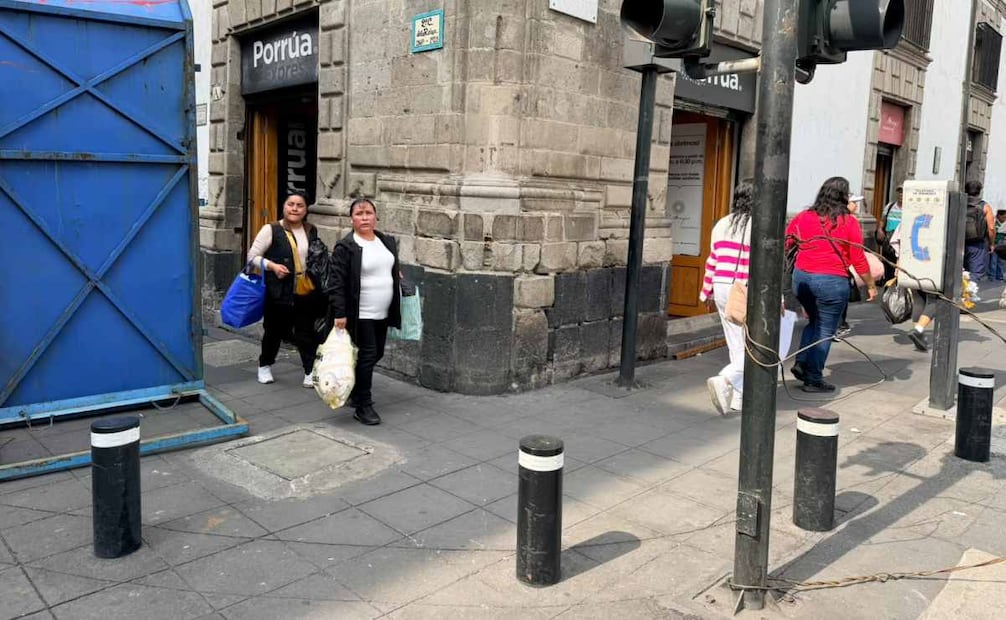 Comerciantes retiran vallas en el Centro Histórico; buscan recuperar el flujo de clientes.
Foto: Arturo Ordaz Díaz/ EL UNIVERSAL