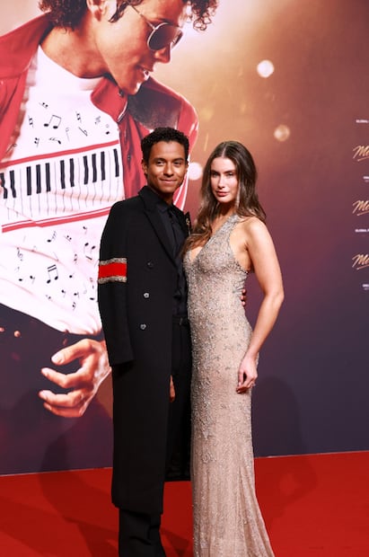 El actor Jaafar Jackson y su pareja Maddie Simpson posan en la alfombra roja. Foto: EFE/EPA/CLEMENS BILAN.
