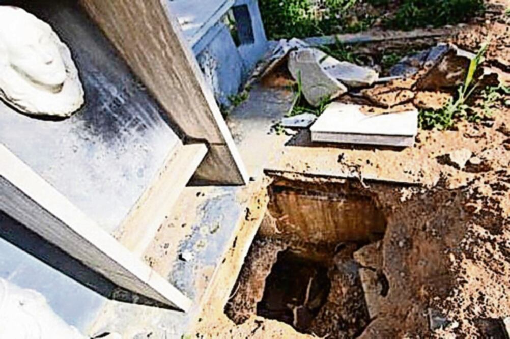 Imagen de la tumba profanada del escritor venezolano (ESPECIAL)